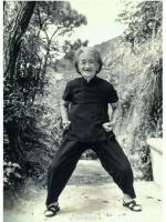 这张照片是黄飞鸿的第四任妻子，真实的“十三姨”的留影……