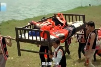 新娘结婚第二天，就被连人带床抬回了娘家