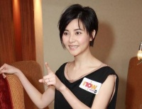 她17岁拍“三级片”出道，40岁嫁郑伊健，今46岁成人生赢家！