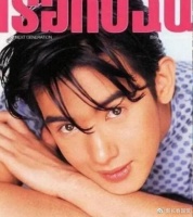 人气男星爆红后突然消失， 隐婚生子街头摆地摊露面，44岁状态惊呆网