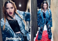 64岁麦当娜晒近照，穿破洞牛仔装！挑衅吐舌自拍，皮肤白到反光