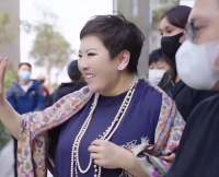 向太陈岚当着向华强面，伸手去摸梁朝伟的脸，瞬间不敢直视吓到了