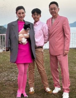 李嘉欣出席上流社会饭局：许晋亨为其拉椅子，富豪阔太站起来相迎