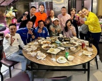 李克勤卢淑仪同框秀恩爱，与谭咏麟聚餐，冻龄美貌被狂赞好老婆