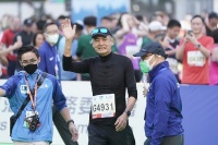 恭喜周润发，获得马拉松前20名好成绩，拿奖牌开心得像个孩子