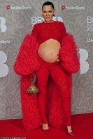 34岁“结石姐”久违闪耀红毯，无遮挡的大孕肚很惹眼，将迎来男宝