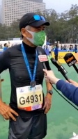 今天参加10公里马拉松的周润发，太帅了，身材好好！谁67岁？