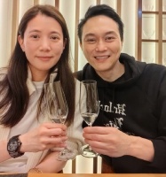 袁咏仪和张智霖牵手逛街，袁咏仪手提18万的包包显阔气