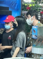 网友三亚偶遇雷佳音与妻子，两人正在挑选海鲜，好惬意呀！