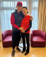 庆祝小儿子满月！郑嘉颖陈凯琳分享与第三胎小儿子的幸福合影