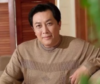 为离婚把发妻逼到自杀，二婚娶小12岁娇妻，女儿却说不是父亲的错