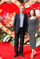 半老徐娘陈炜走红毯，穿紧身裙身材丰腴爆表，把老公都给看羞了！