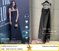 佟丽娅身着valentino2023早春系列白色环节吊带黑色连身长裙亮相
