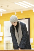 关晓彤澳门随拍，麻花辫太可爱了啊，澳门玩的很开心吧……