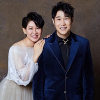 小沈阳晒全家福为妻子庆生！母女甜蜜亲吻，女儿穿露腰装好惊艳