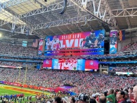 詹姆斯的皇冠，一秒23万美元，蕾哈娜补妆带货……都是“美国春晚”的故事