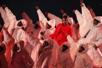 女王归来！蕾哈娜献唱超级碗，眼神太酷了，詹姆斯现场打Call