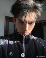 13日，有网友曝光疑似与一女子的亲密照片……