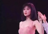 关之琳颜值巅峰时期，看到她出场的那一刻，美到无法形容