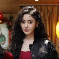 这竟是生图？好抗打的美貌，大波浪太港了，不愧是内娱天花板