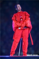 再当妈！蕾哈娜“带球”登超级碗舞台 证实怀二胎