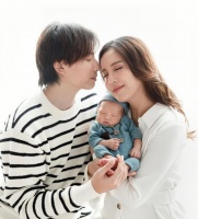 恭喜！香港知名荧幕女神宣布二胎产子，晒一家四口全家福超幸福