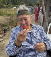 73岁洪金宝携妻子现身！街头吃路边摊，高丽虹近照被赞少女身材