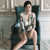 她曾是动作片女王，49岁洗白成女演员，如今依旧气质十足