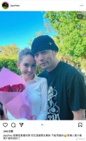 周杰伦晒昆凌情人节抱玫瑰合照，什么时候看到“哥”能不笑哈哈……