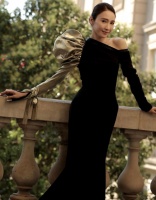 黎姿带大女儿爬山逛街享受亲子乐 搂着女儿逛商场开心聊天