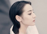 热巴终于不再“捂胸”，好身材一览无余，网友：还是遮住点吧！