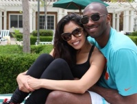 瓦妮莎情人节晒旧照，心里只有科比！澄清绯闻，40岁还不改嫁