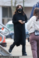 海莉发视频被疑内涵赛琳娜 脸脸回应劝人善良