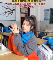 新疆一女高中生因颜值走红，五官立体满脸清纯，引起网友热议