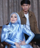 茜拉被曝离婚一年后与网红姐弟恋 回应称只是好友