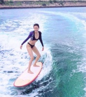 她是最美港姐，仅用5年就成TVB当家花旦，今穿比基尼大秀事业线！