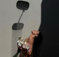 凯莉·詹娜手捧鲜花赤身淋浴太诱人，恨嫁黑人歌手无奈梦想落空