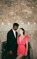 盖茨20岁女儿和黑人男友情人节撒狗粮！男友咧着大嘴笑，千金真美