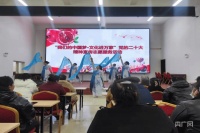新疆且末：文艺演出进乡村群众心里乐洋洋