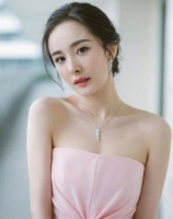 杨幂身材有多好？当穿上“浴巾裙”后，美得让人流连忘返