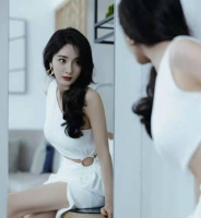 杨幂身材有多好？当穿上“浴巾裙”后，网友直呼：我爱了