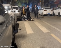 女子情人节去约会，老公带人抓包被拦，妻子：别动手，有话好好说