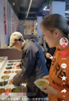 91岁杨少华外出吃火锅，行走艰难靠搀扶，王为念当众下跪索要红包