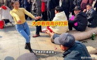 大爷江边享受退休生活，女子献专属舞蹈，他看得开心掏100元打赏
