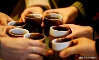 酒局从不主动敬酒的人，是看不起人？行家：并不，他们其实很聪明