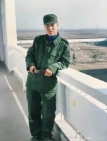 哈哈哈哈哈哈白金瀚老板徐江年轻时旧照️不少人说他长得过于着急，看起来像30岁的男人……