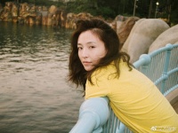 吴倩带女儿外出聚餐 素颜出街打扮随意接地气