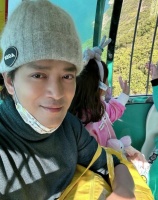 陈晓东为太太庆生单独吃饭享受二人世界 除了送鲜花还有大钻戒