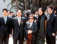 霍启刚人生也有无奈，母亲50岁还改嫁，他生三个小孩没人帮忙带