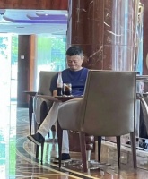 马云现身澳洲，穿布鞋喝可乐，捧着手机乐呵呵！网友的留言好幽默